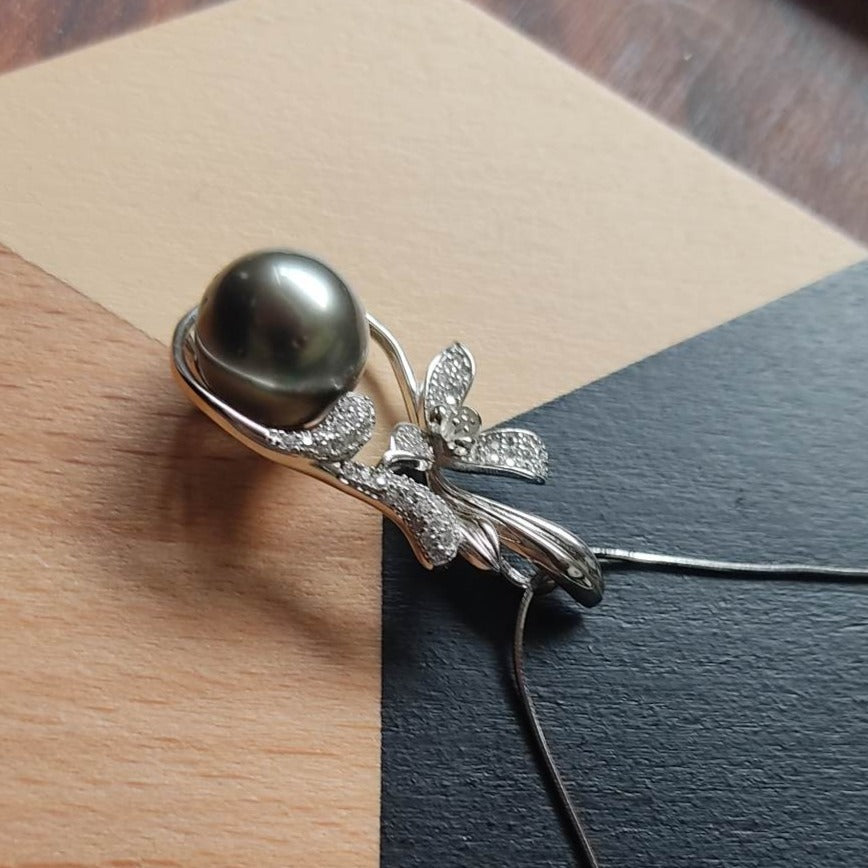 Tahitian pearl necklace with silver setting